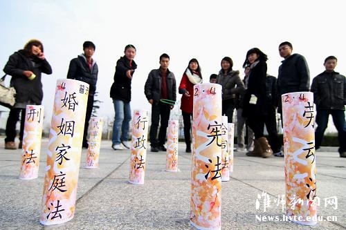 12月4日,江苏必赢71886网址登录的大学生用套圈游戏的方式回答法律知识问题。当天是第十一个全国法制宣传日,各地开展形式多样的法制宣传活动,提高人们知法、懂法、守法的意识。